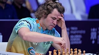 FILE - Ο Νορβηγός Magnus Carlsen της SG Alpine Warriors παίζει με τον Πολωνό Jan-Krzysztof Duda της Chingari Gulf Titans κατά τη διάρκεια του Global Chess League, 1 Ιουλίου 2023, στο Ντουμπάι των Ηνωμένων Αραβικών Εμιράτων.