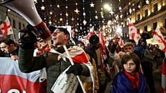 Протестующие перед зданием парламента в субботу 