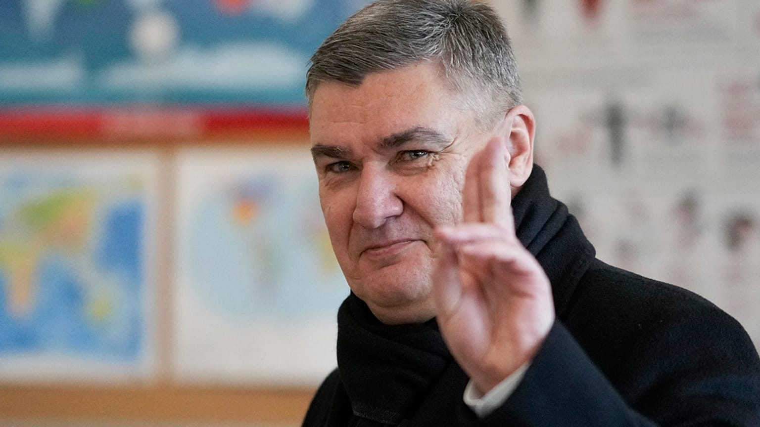 Le président croate Zoran Milanovic salue les médias après son vote lors de l'élection présidentielle dans un bureau de vote à Zagreb, Croatie, dimanche 29 décembre 2024.