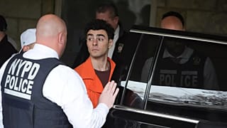 Luigi Nicholas Mangione, 19 Aralık 2024 Perşembe günü Hollidaysburg, Pa'daki Blair County Adliye Sarayı'ndan ayrılıyor