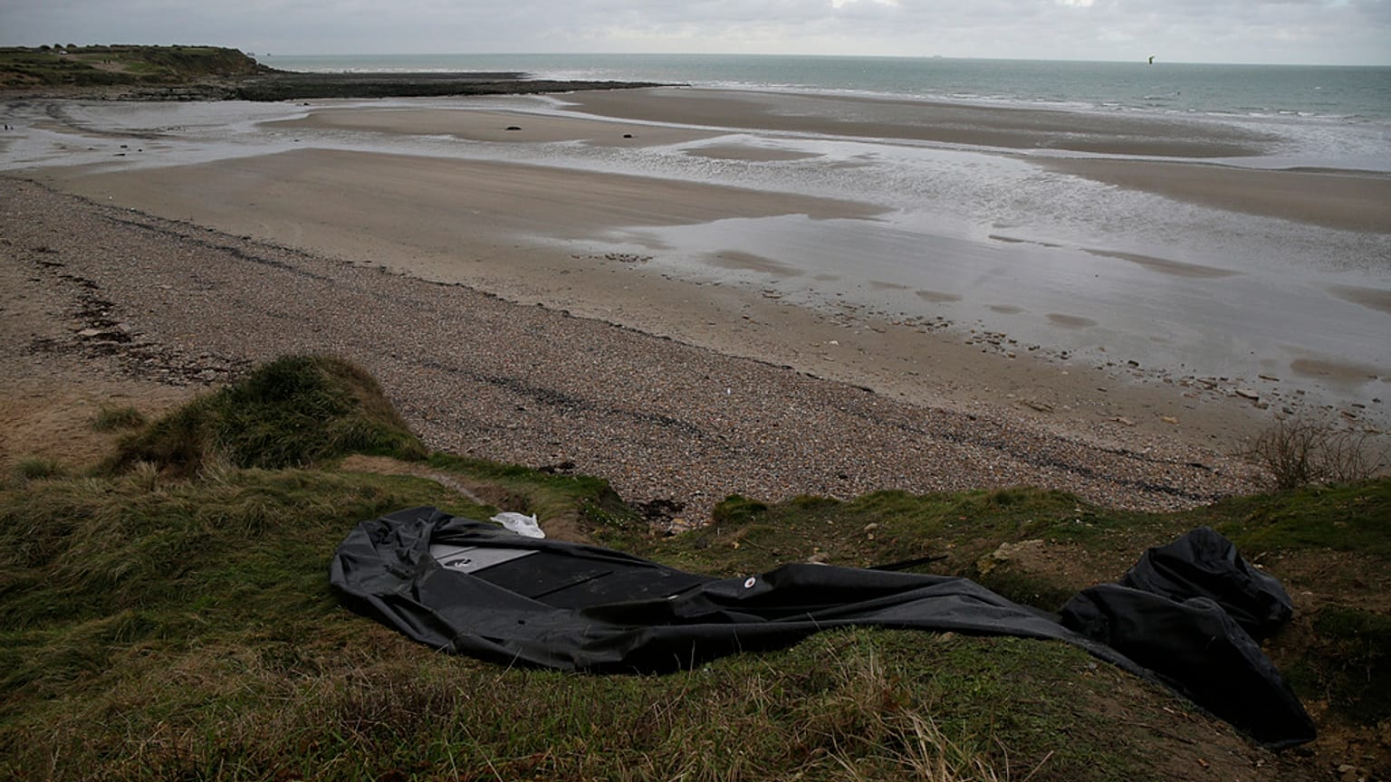DOSSIER - Un petit bateau gonflable endommagé est photographié sur le rivage à Wimereux, dans le nord de la France, le 25 novembre 2021 à Calais, dans le nord de la France.