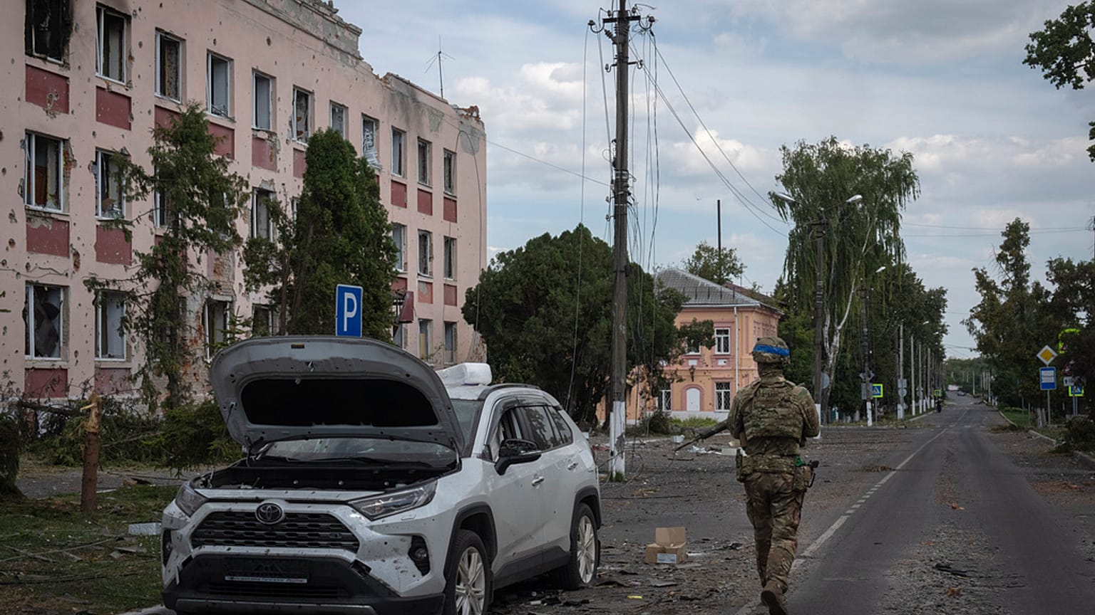 ARQUIVO - Um soldado ucraniano passa por um edifício em Sudzha, na região de Kursk, Rússia, a 16 de agosto de 2024.