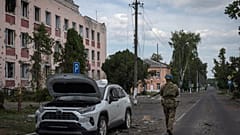 DATEI - Ein ukrainischer Soldat geht am 16. August 2024 an einem Gebäude in Sudzha, Region Kursk, Russland, vorbei.