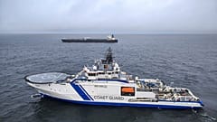 Le pétrolier Eagle S, à l'arrière-plan, et le navire des gardes-frontières finlandais Turva en mer près de Porkkalanniemi, en Finlande, le 26 décembre 2024,
