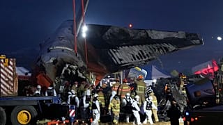 Un equipo de rescate transporta el cuerpo de un pasajero en el lugar del incendio de un avión en el aeropuerto internacional de Muan, Corea del Sur, el domingo 29 de diciembre de 2024.