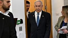 İsrail Başbakanı Benjamin Netanyahu, 23 Aralık Pazartesi günü Tel Aviv'deki bölge mahkemesinde yolsuzluk suçlamasıyla yargılandığı davanın beşinci günkü duruşmasına katıldı.