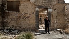 بخور شمانتوب، 74 عامًا، يقف أمام كنيس جوبر المدمر في دمشق، سوريا، وسط الحرب المستمرة.