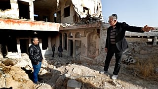 Suriye'deki Yahudi cemaatinin başkanı 74 yaşındaki Bakhour Chamantoub, yıkılan Jobar Sinagogu'nu ziyareti sırasında Suriyeli bir adamla konuşuyor.