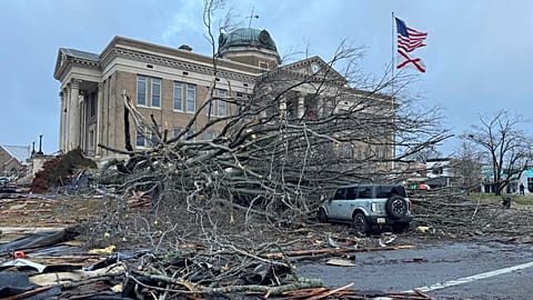 Daños causados ​​por el tornado en el centro de Athens (Alabama, EE.UU.), el domingo 29 de diciembre de 2024.