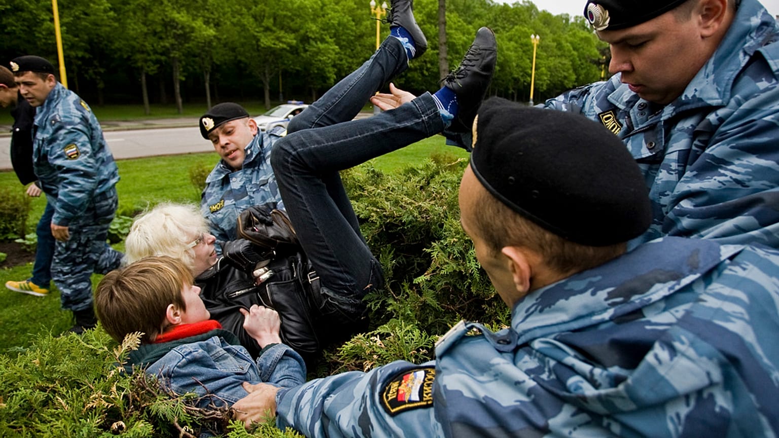 Un manifestante ruso por los derechos de los homosexuales es detenido por agentes de la Policía antidisturbios en Moscú, Rusia, el sábado 16 de mayo de 2009.