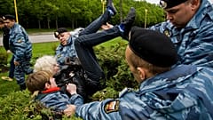 Un manifestante ruso por los derechos de los homosexuales es detenido por agentes de la Policía antidisturbios en Moscú, Rusia, el sábado 16 de mayo de 2009.