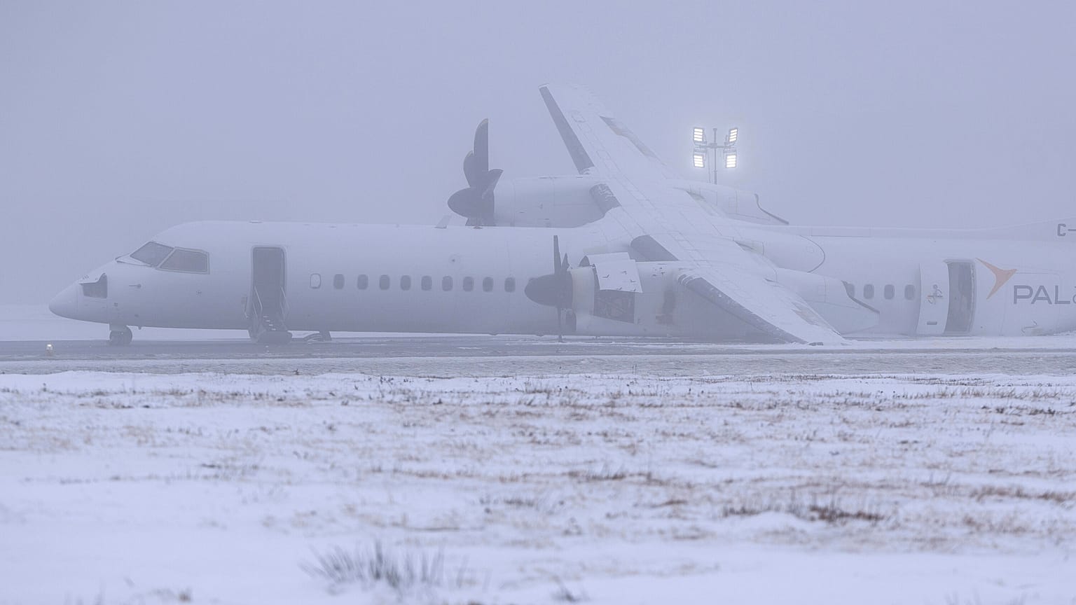 Um voo da Air Canada Express operado pela Pal Airlines derrapou para fora da pista no sábado à noite depois de se incendiar no Aeroporto Internacional de Halifax Stanfield, 29 de dezembro de 2024.