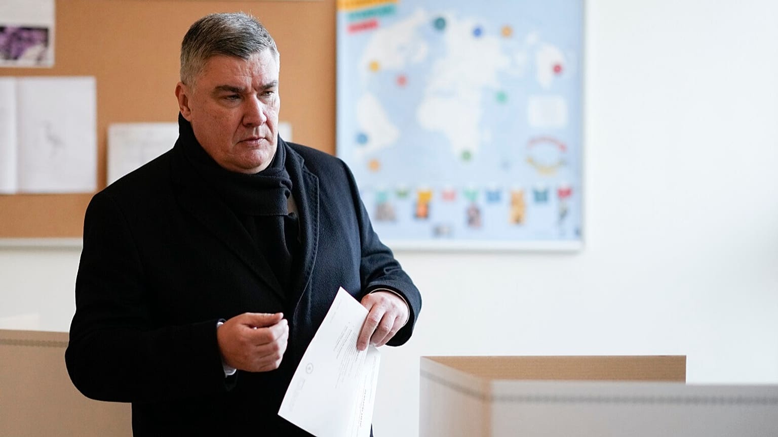 Kroatiens Präsident Zoran Milanovic bereitet seinen Stimmzettel während der Präsidentschaftswahlen in einem Wahllokal in Zagreb, Kroatien, Sonntag, 29. Dezember 2024, vor.