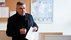 Le président croate Zoran Milanović prépare son bulletin de vote lors de l'élection présidentielle, dans un bureau de vote à Zagreb, en Croatie, le dimanche 29 décembre 2024.