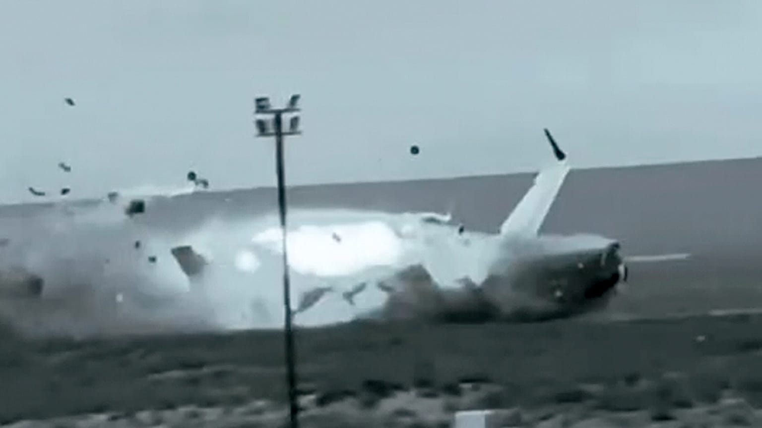 Die Bruchlandung der Embraer 190 der Azerbaijan Airlines auf dem Boden in der Nähe des Flughafens von Aktau, Kasachstan, am Donnerstag, 26. Dezember 2024.