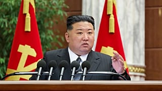 Nesta fotografia fornecida pelo governo norte-coreano, o líder Kim Jong Un participa numa reunião realizada em Pyongyang, de 23 a 27 de dezembro de 2024