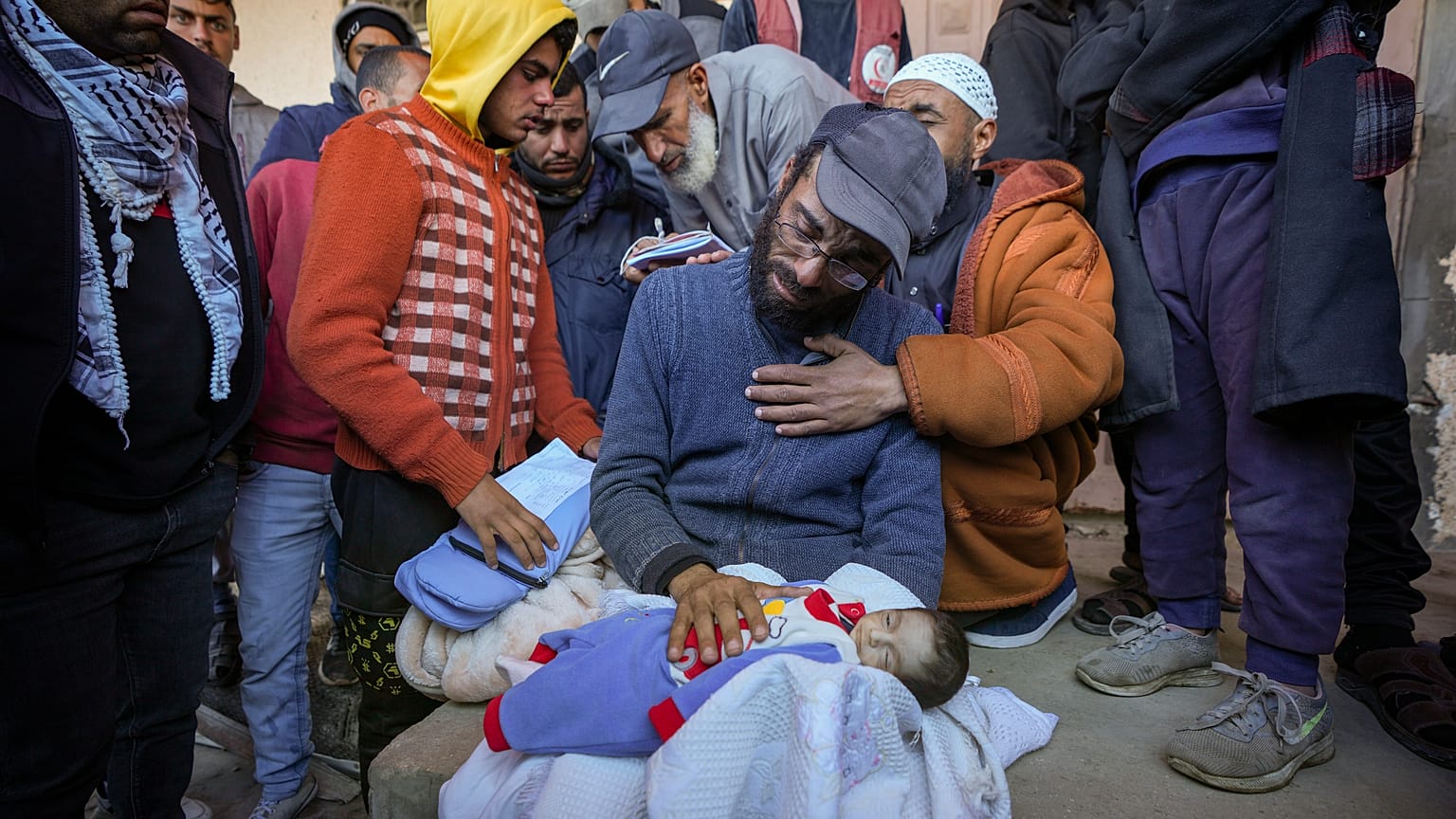 Yehia Al Batran sostiene el cuerpo de su hijo Jomaa, de 20 días, que murió de hipotermia en Gaza, 29 de diciembre de 2024.