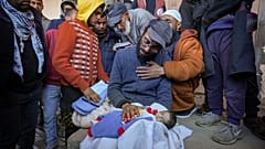 Yehia Al Batran sostiene el cuerpo de su hijo Jomaa, de 20 días, que murió de hipotermia en Gaza, 29 de diciembre de 2024.