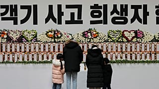 Homenaje por las víctimas de un accidente aéreo en un altar conmemorativo en el parque deportivo de Muan, 30 de diciembre, 2024