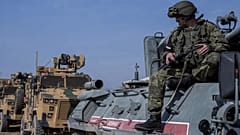 Türk ve Rus askerleri, Derbesiye kasabası yakınlarında devriye geziyor