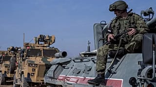 Türk ve Rus askerleri, Derbesiye kasabası yakınlarında devriye geziyor