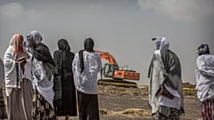 أقارب ضحايا تحطم الطائرة الإثيوبية يبكون بينما يعمل حفار ميكانيكي في مكان تحطم طائرة البوينج 737 ماكس 8 التابعة للخطوط الجوية الإثيوبية  يوم الخميس 14 مارس 2019