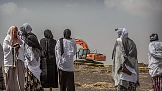 أقارب ضحايا تحطم الطائرة الإثيوبية يبكون بينما يعمل حفار ميكانيكي في مكان تحطم طائرة البوينج 737 ماكس 8 التابعة للخطوط الجوية الإثيوبية  يوم الخميس 14 مارس 2019