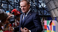 Премьер-министр Польши Дональд Туск общается с представителями СМИ перед групповым фото на саммите ЕС в Брюсселе.