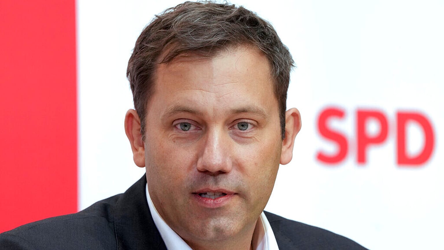 Lars Klingbeil, co-président du Parti social-démocrate allemand (SPD) s'adresse aux médias lors d'une conférence de presse commune au siège du parti à Berlin, 2022.