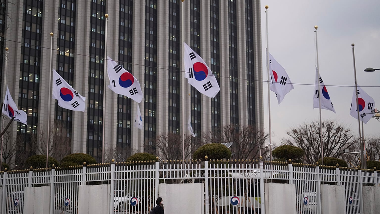 Flaggen auf halbmast: Südkorea trauert nach der schlimmsten Flugzeugkatastrophe, die das Land je erlebt hat.