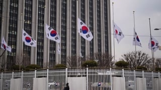 Bandeiras a meia haste: a Coreia do Sul está de luto após o pior desastre aéreo que o país já viveu.