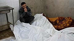 Un palestino llora en el hospital Al-Aqsa a sus familiares muertos en los ataques aéreos israelíes contra el campo de refugiados de Maghazi el 28 de diciembre de 2024.