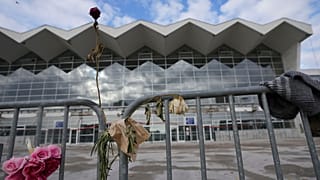 Цветы перед зданием железнодорожного вокзала, где месяц назад обрушилась крыша, в Нови-Саде, Сербия, воскресенье, 1 декабря 2024 года.
