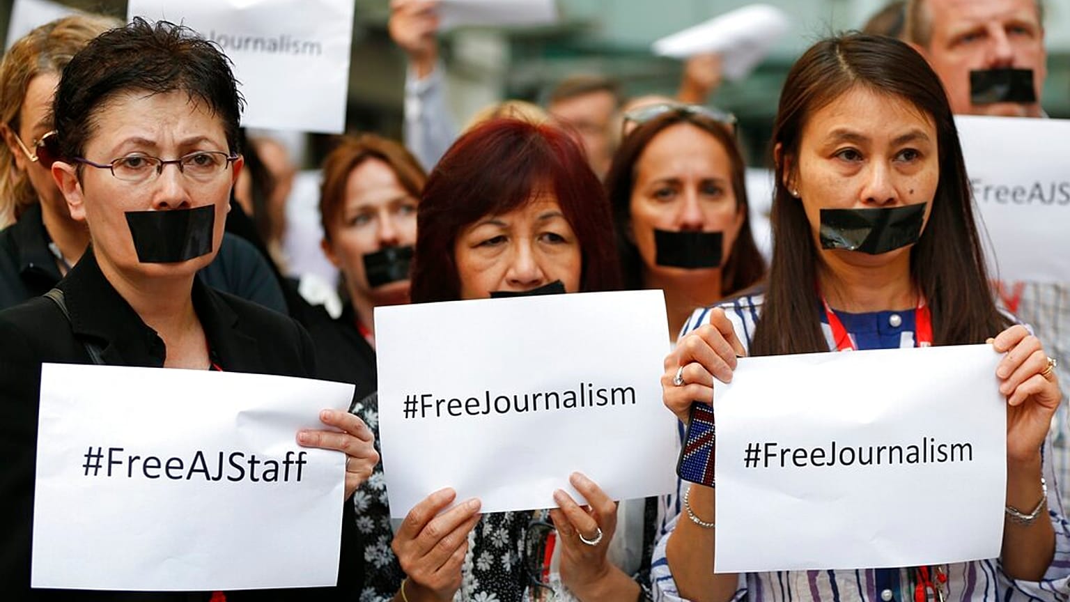 Dziennikarze i pracownicy BBC, protestują, aby zilustrować uciszanie wolności słowa i dziennikarzy na całym świecie, po aresztowaniu trzech dziennikarzy z Al-Jazeera. 