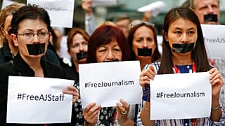 Dziennikarze i pracownicy BBC, protestują, aby zilustrować uciszanie wolności słowa i dziennikarzy na całym świecie, po aresztowaniu trzech dziennikarzy z Al-Jazeera. 