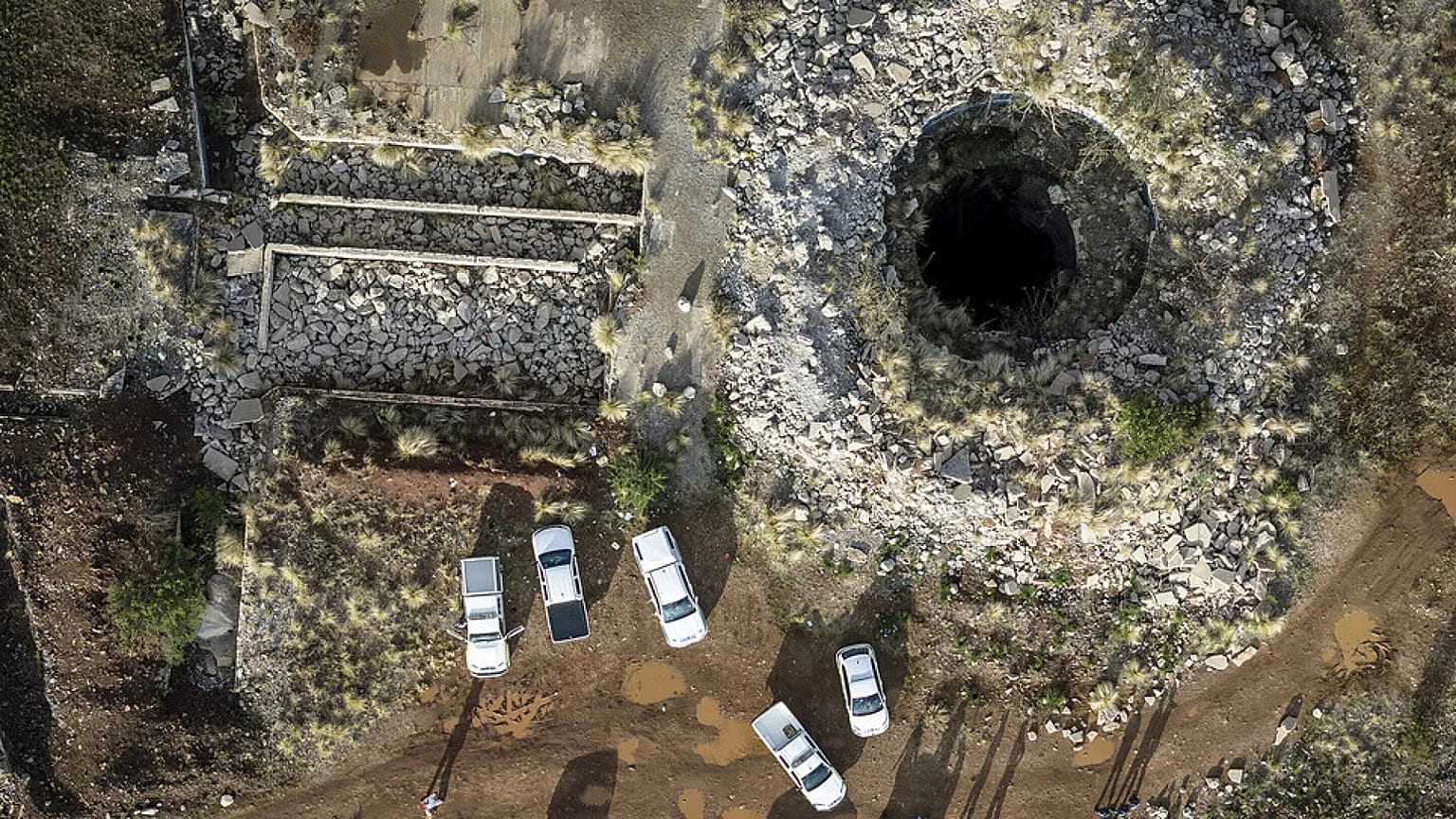 Güney Afrika'nın Stilfontein kentinde kullanılmayan bir madende yaklaşık 4000 kaçak madencinin mahsur kaldığı bir madenin havadan görünümü