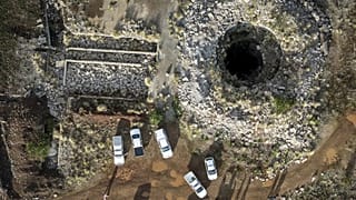 Güney Afrika'nın Stilfontein kentinde kullanılmayan bir madende yaklaşık 4000 kaçak madencinin mahsur kaldığı bir madenin havadan görünümü