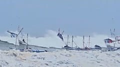Une houle inhabituelle, faisant chavirer des bateaux de pêche, frappe violemment les côtes de El Ñuro au Pérou, le 27.12.2024