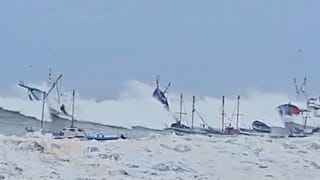 Une houle inhabituelle, faisant chavirer des bateaux de pêche, frappe violemment les côtes de El Ñuro au Pérou, le 27.12.2024