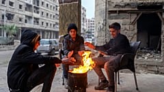 Suriye'nin başkenti Şam'da bir grup genç, bir tenekede yaktıkları ateşle ısınmaya çalışıyor, 29 Aralık 2024