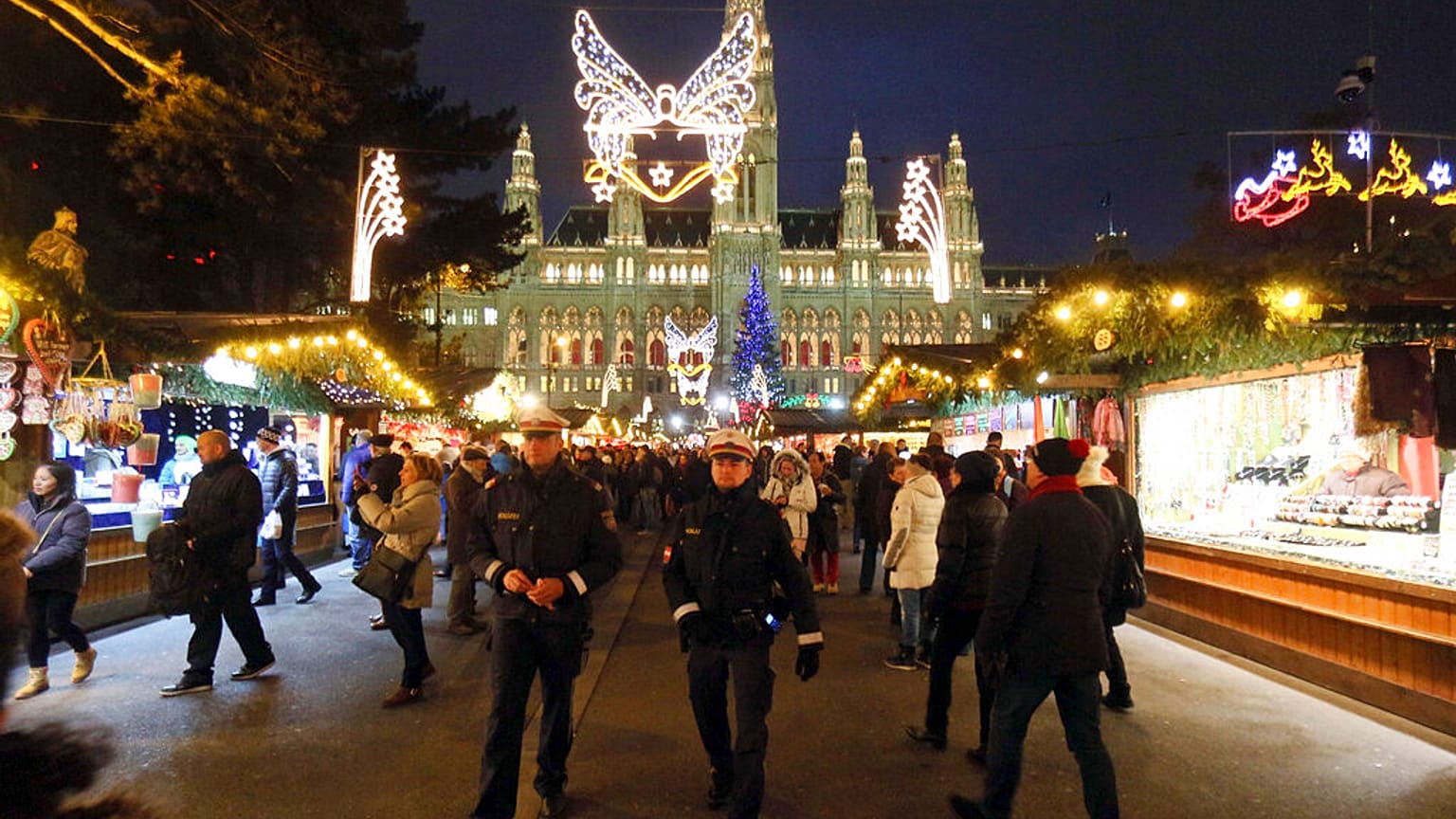 İki polis memuru 27 Kasım 2015, Cuma günü Avusturya'nın başkenti Viyana'daki Viyana Noel Pazarı'nda devriye geziyor. 