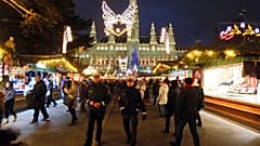 Deux officiers de police patrouillent sur le marché de Noël viennois avec l'hôtel de ville de Vienne, en Autriche, vendredi 27 novembre 2015. 