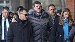 Familiares e amigos das vítimas chegam ao tribunal antes do veredito no julgamento dos pais de um rapaz que matou 9 estudantes e um segurança, 30 de dezembro de 2024. 