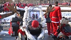 Rassemblement de motards déguisés en père Noël en l'honneur des enfants handicapés de Belgrade en Serbie, le 28.12.2024