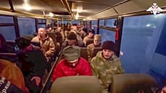Des soldats russes sont assis dans un bus après avoir été libérés dans le cadre d'un échange de prisonniers entre la Russie et l'Ukraine, dans un lieu non spécifié en Biélorussie, le 30 décembre 2024.