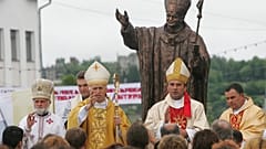 DOSSIER - Des prêtres catholiques dans la ville biélorusse de Volozhin, à 70 km au nord-ouest de Minsk, en Biélorussie, le samedi 7 juillet 2007.