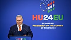 El primer ministro de Hungría, Viktor Orban, se prepara para pronunciar una conferencia de prensa al final de una cumbre de la UE en el Puskas Arena de Budapest
