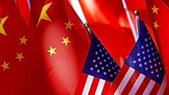Archivo: Banderas estadounidenses con banderas chinas el 16 de septiembre de 2018, en Pekín.
