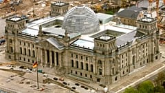 Le bâtiment du parlement allemand, le Reichstag à Berlin, est visible sur cette photo aérienne, jeudi 15 avril 1999.