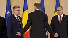 Le président roumain Klaus Iohannis s'entretient avec le premier ministre roumain Marcel Ciolacu, à la fin de la cérémonie de prestation de serment à Bucarest, Roumanie, 23 décembre 2024.
